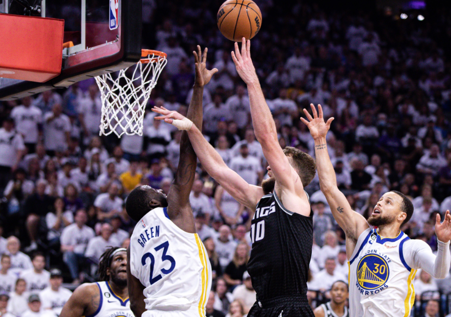  国王交易福克斯至尼克斯，换取巴雷特+首轮签  