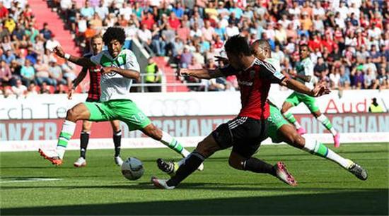  沃尔夫斯堡中场调度精妙，掌控比赛节奏制胜